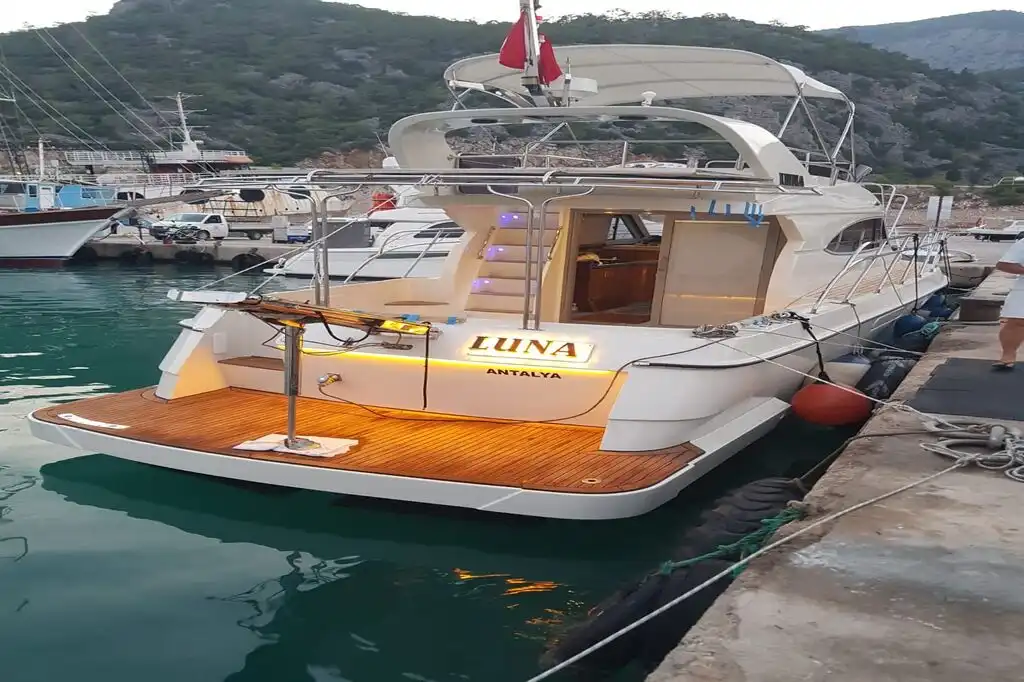 LUNA YACHT